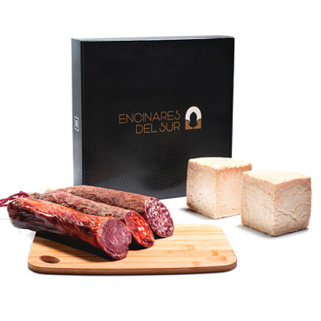 Cata Embutidos y Quesos + Tabla Corte Regalo: media pieza de Lomo, media pieza de Salchichón cular, media pieza de Chorizo cular, cuña Queso reserva y cuña Queso semicurado. Todo el embutido 100% Ibérico de Bellota "Encinares del Sur"