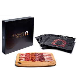 Cata Variada + Tabla Corte Regalo: 2 sobres de Lomo, 2 sobres de Lomito, 2 sobres de Chorizo, 2 sobres de Salchichón y 2 sobres de Panceta curada. Todo 100% Ibérico de Bellota "Encinares del Sur" y en sobres de 100gr